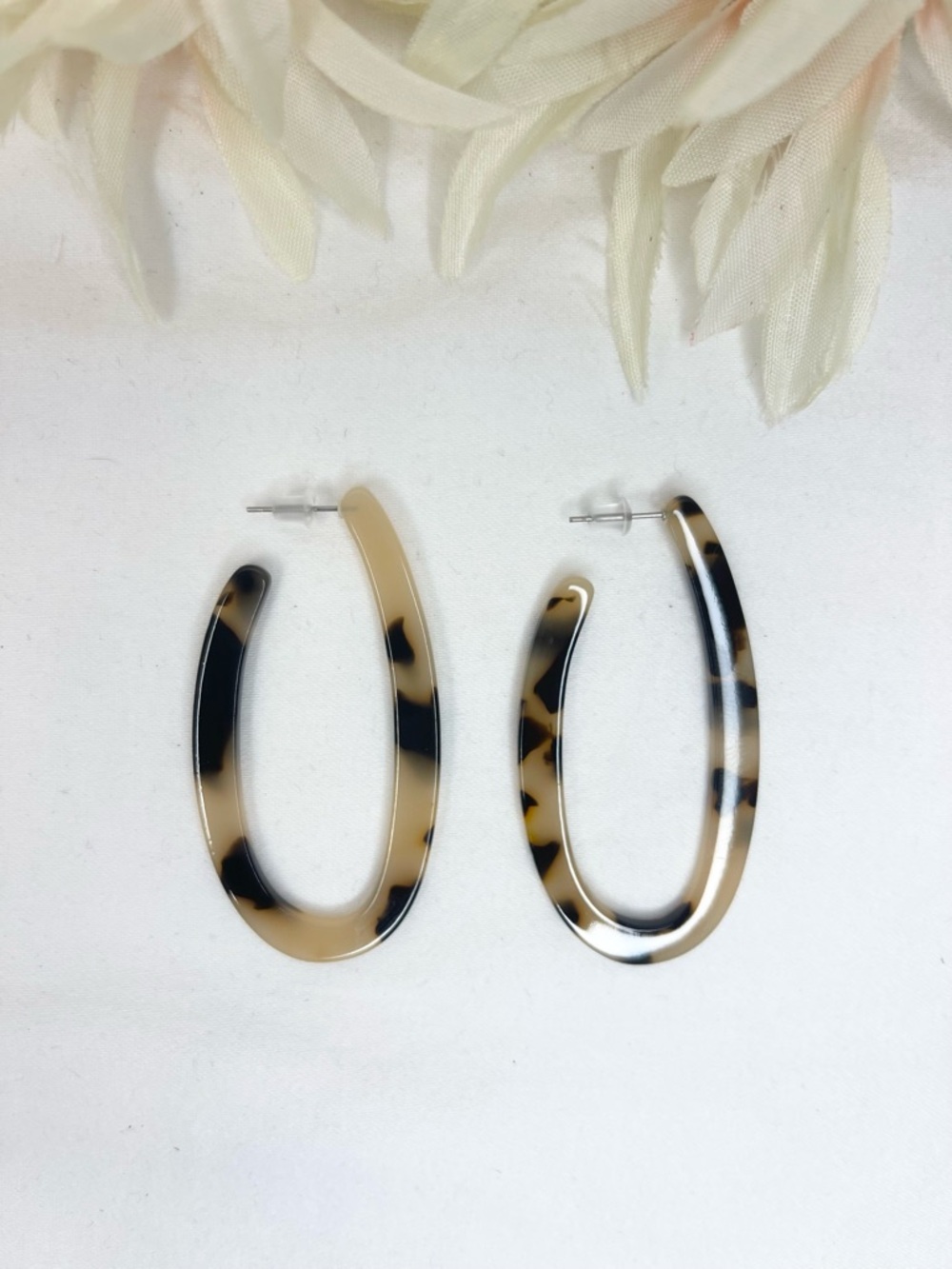 Tortoiseshell Oval Hoop Earrings - Beige & Black